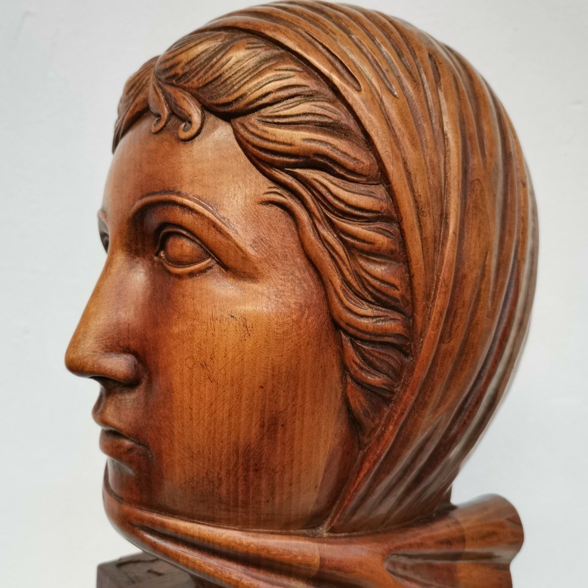 Female Bust In Carved Wood. Art Deco-photo-3