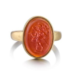 Bague En Or Avec Une Ancienne Intaille En Cornaline De Mars. Romain, Iie Siècle Après J. 