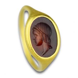 Bague En Or Avec Une Belle Intaille Hellénistique En Sardoine d'Un Jeune, IIIe - Iie Siècle Av.