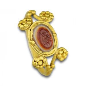 Bague Ancienne En Or Avec Une Intaille En Agate d'Une Mouche. Romain, 2e - 3e Siècle Après Jc.