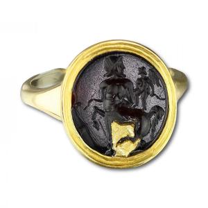 Bague En Or Avec Une Intaille d'Ardoise Représentant Cupidon Et Un Centaure. Romain, 1erc Avant