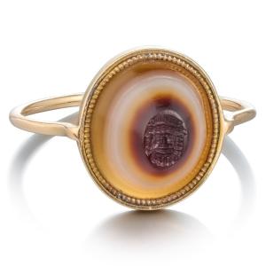 Bague Géorgienne En Or Avec Une Ancienne Intaille En Agate à Bandes Représentant Un Masque Bach