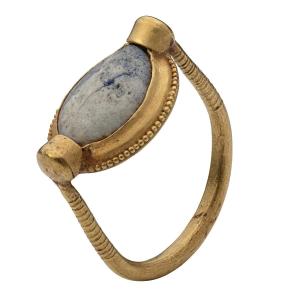 Bague En Or Avec Un « œil » Amulette En Pâte De Verre. Grec Ou Chypriote, 5e Siècle Avant J.-c.