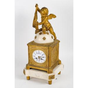 Pendule De Style Louis XVI En Bronze Doré Et Marbre Blanc