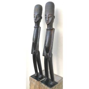 Couple de statues Bateba bois dur à patine noire. Lobi, Burkina Faso. Milieu XXe.