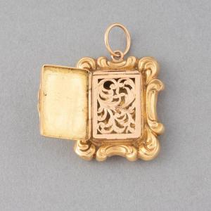 Antique French Vinaigrette Pendant In Gold 