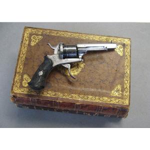 Livre à Secret Avec Revolver à Broche Type Lefaucheux XIXe.