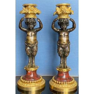 Beurdeley, Paire De Candelabres De Style Louis XVI En Bronze Doré Et Patiné, Et Rouge Griotte