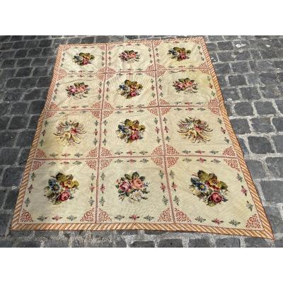 Tapis en tapisserie composé de douze bouquets de fleurs