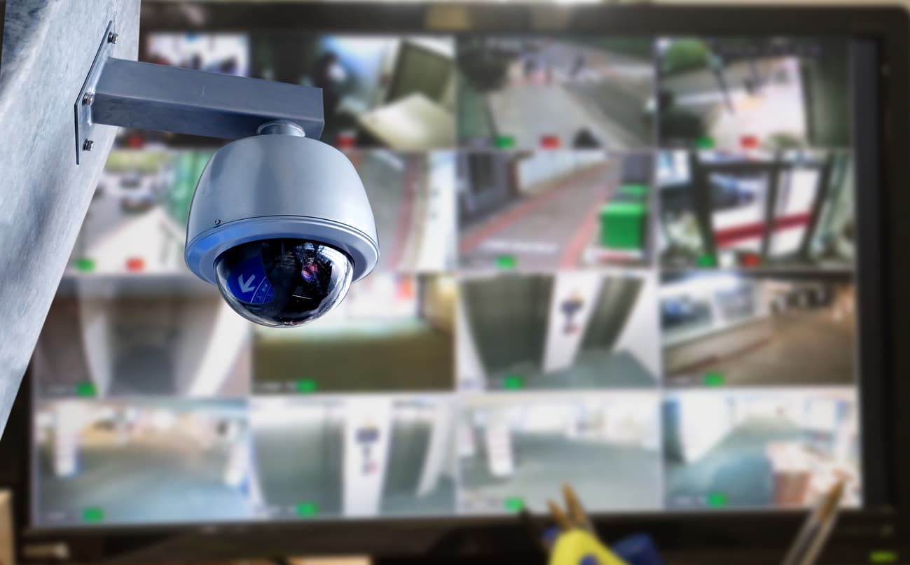 video-monitoring-v-traditional-security