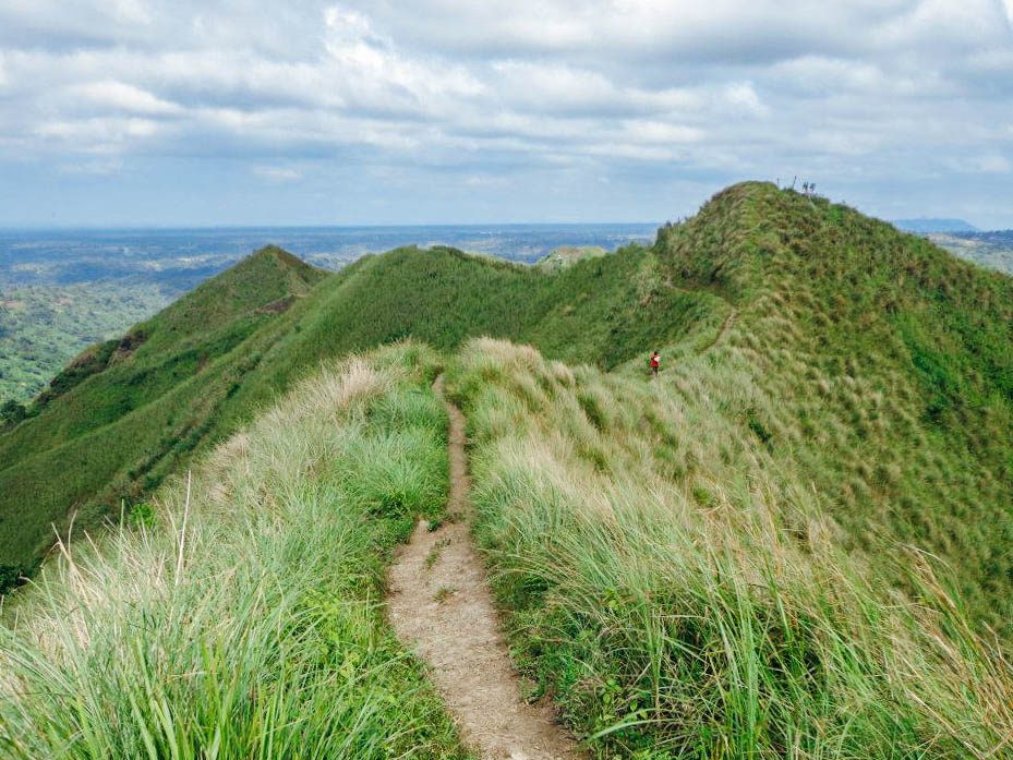 ROLLING. The rolling hills make for an easy and enjoyable climb for both beginners and experienced hikers. Photo by Joshua Berida 