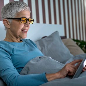 Do blue light glasses work - woman reading in bed