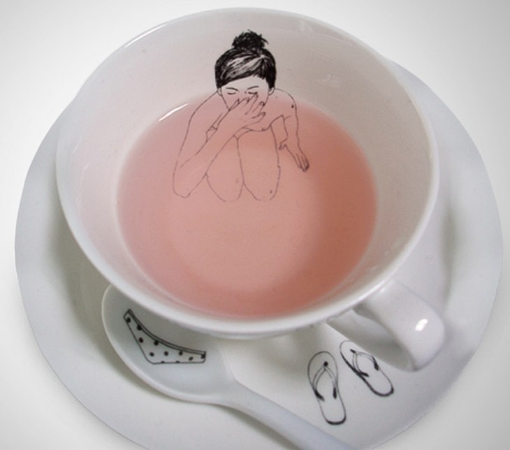 Taza con el dibujo de una chica dentro 