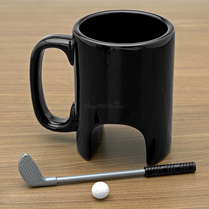 Taza de café con un arco, palo y bola de golf 