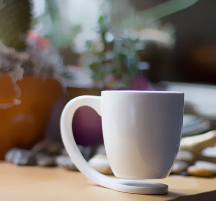 Taza de café que simula flota 