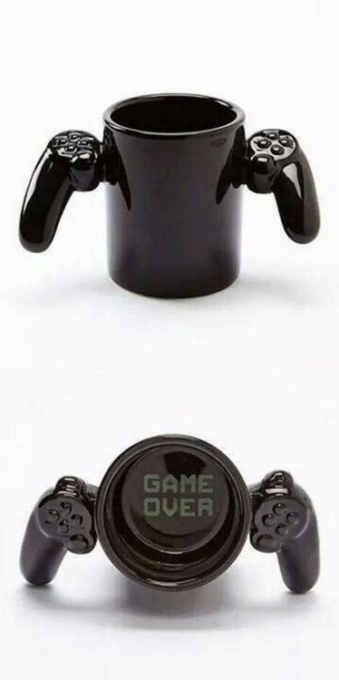 Taza de café en forma de control de videojuegos con leyenda "Game Over" 