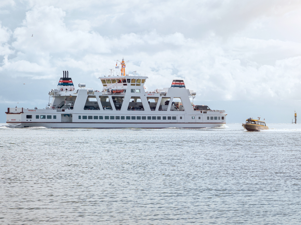 Ein Schiff im Meer