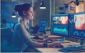 mujer joven trabajando en economía naranja o economía creativa