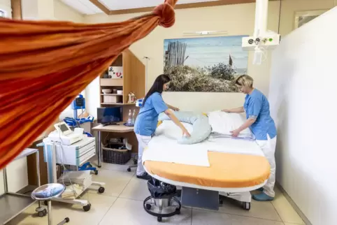 Vorbild: Zwei Hebammen des Duisburger Helios Klinikums St. Anna bei der Arbeit im Hebammenkreißsaal.