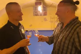 Benjamin Niemann und Martin Schowalter stoßen auf ihr Whiskey-Projekt an. 