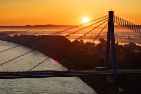 Markante Brücke vor tollem Panorama: Sonnenaufgang an der A61.