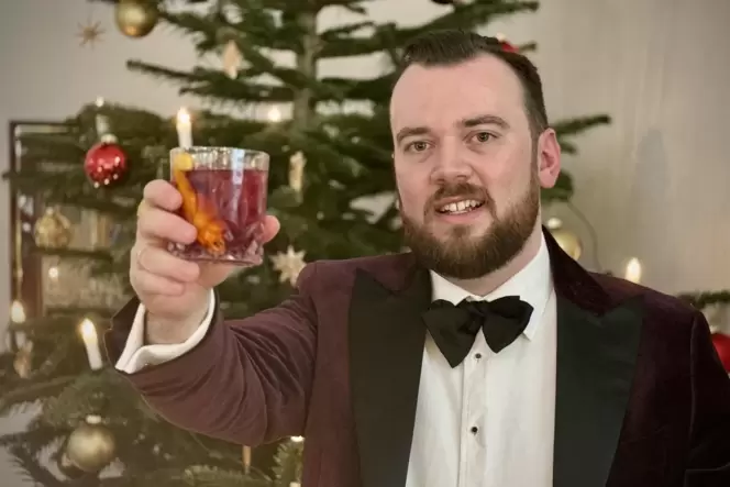 Perfekter Schlussakkord fürs Jahr: Timo Benß mit dem Pfälzer Glühwein-Cocktail.