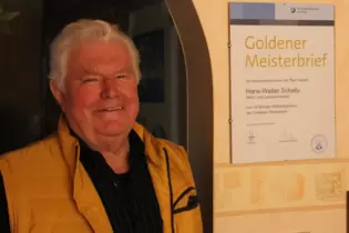 Ausgezeichnet: Hans-Walter Schally neben dem Goldenen Meisterbrief, den er im vergangenen Herbst erhalten hat.