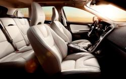 VOLVO XC60 white