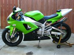 YAMAHA R1 green