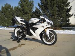 YAMAHA R1 white