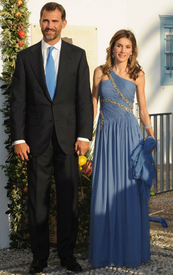 reine Letizia en robe bleue asymétrique d'Espagne et rio Felipe