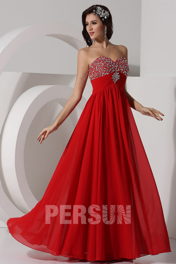 Robe de fiançailles longue rouge bustier coeur ornée de strass