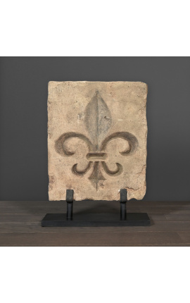 Stele "Fleur de Lys" i gravet sandsten