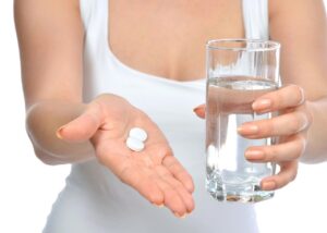 Pillole e acqua: perché è così importante?