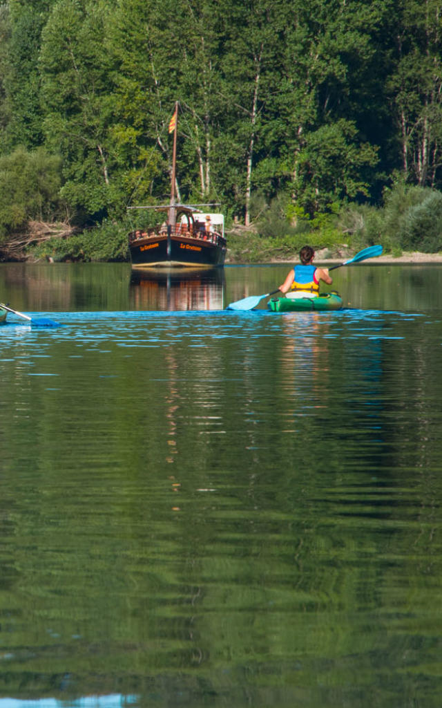 Gabarre et canoës sur la Dordogne