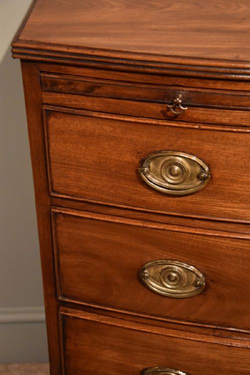 A LATE 18TH CENTURY MAHOGANY BOW FRONTED CHEST OF DRAWERS - ADDITIONAL PHOTO 4