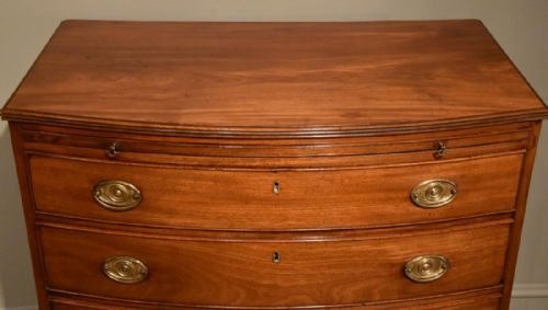 A LATE 18TH CENTURY MAHOGANY BOW FRONTED CHEST OF DRAWERS - ADDITIONAL PHOTO 5