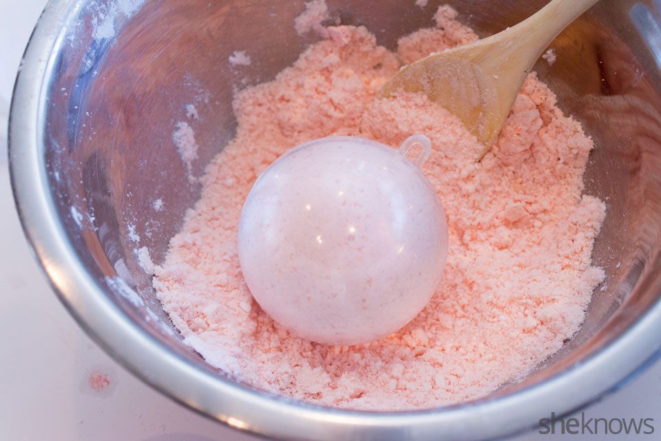 DIY Bath Bombs: Fill mold 2