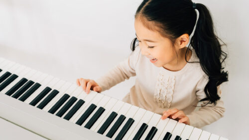 How to play songs on the piano. Piano teaching resources.