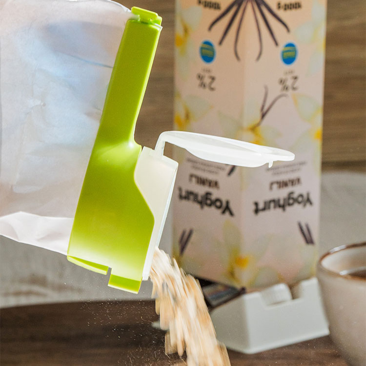 Bag Clip with Pour Spout