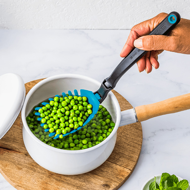 Rotating spoon with holes