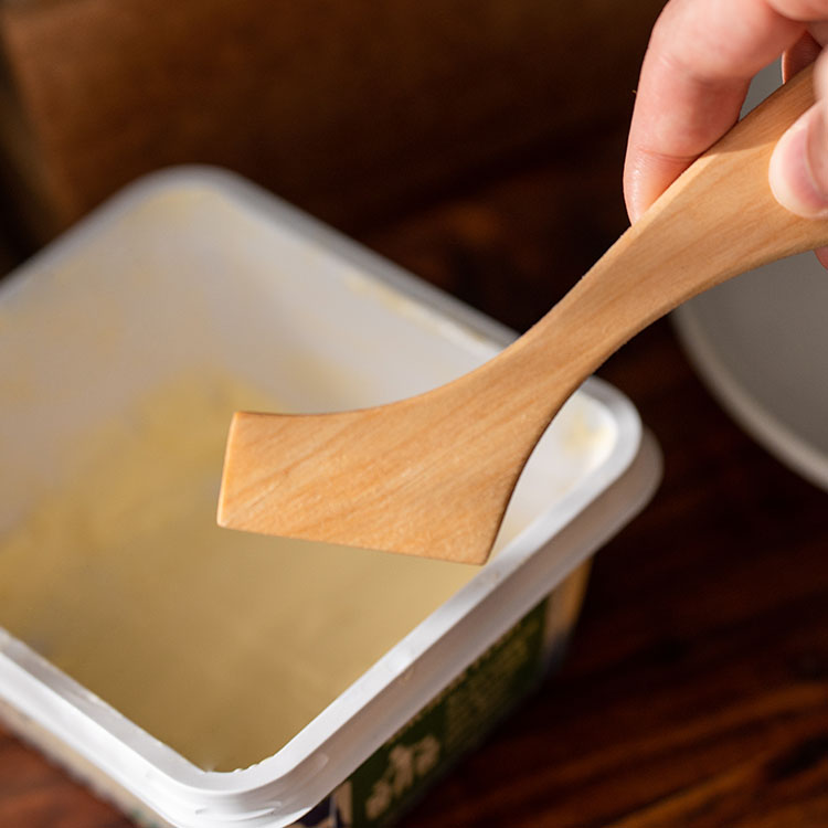 Thin butter knife with straight edges