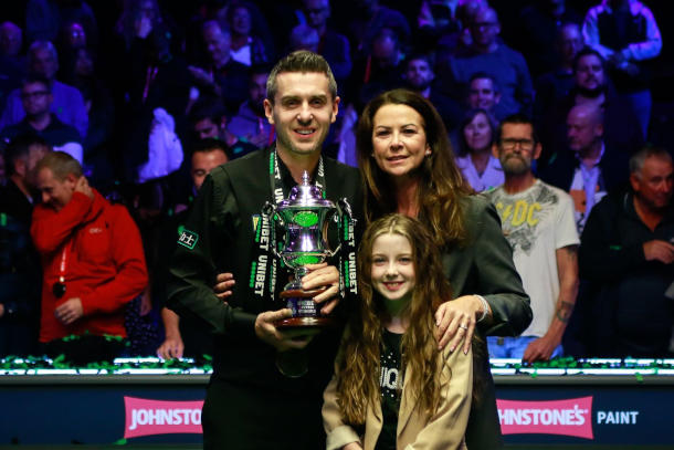 Mark Selby z rodziną po wygraniu British Open 2024 (fot. World Snooker Tour)