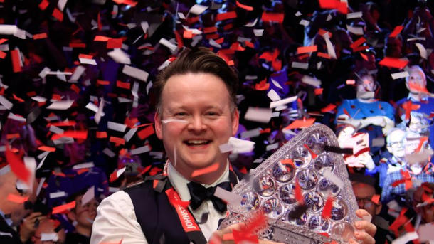 Shaun Murphy z trofeum po zdobyciu tytułu Masters 2025 (fot. World Snooker Tour)