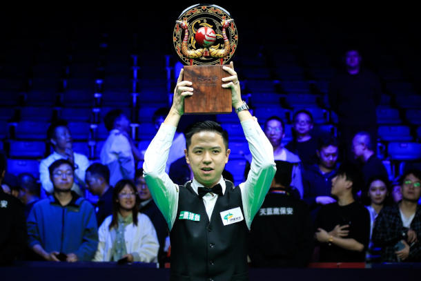 Xiao Guodong z trofeum za zwycięstwo w Wuhan Open 2024 (fot. World Snooker Tour)