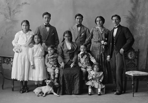 Fotografía de una familia limeña a comienzos del siglo XX