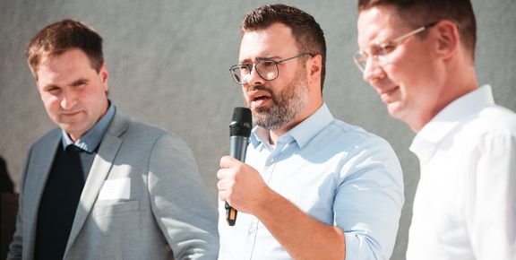 Opening Speech of Managing Director Michael Münch and Business Unit Directors Constantin Bartnitzek and Sebastian Bürkmann at International Distributor Days (from left to right)