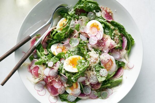 Zesty arugula salad with a bite