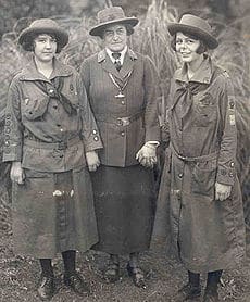 Juliette Gordon Low (center) with two Girl Scouts