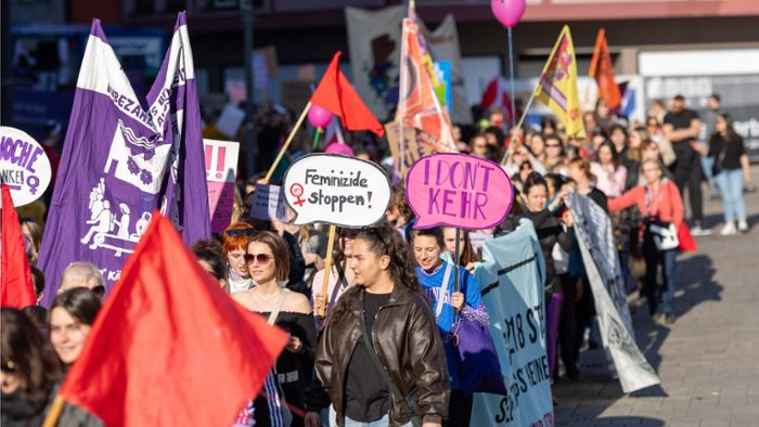 Demo zum Internationalen Frauentag: Tausende protestieren in Stuttgart für Frauenrechte und Gleichstellung